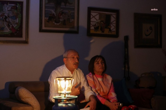 Faturasını ödemediği gerekçesiyle elektriği kesilen CHP lideri Kemal Kılıçdaroğlu'nun evinden fotoğraflar paylaşıldı.