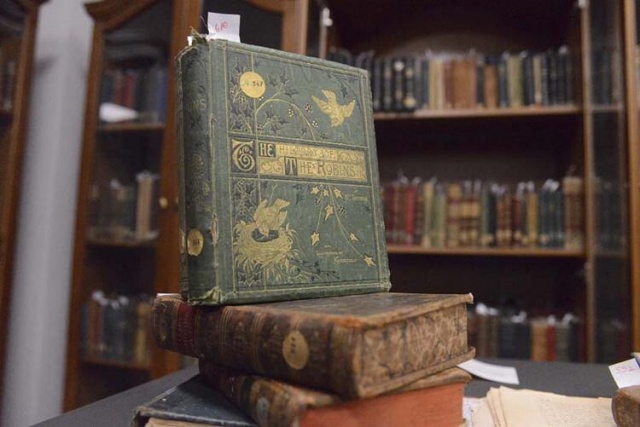 1926 yılından itibaren bir araya getirilen 5 bin 698 kitap, belge ve eser, 96 yıldır özenle korunuyor. 'Gizli hazine' olarak nitelendirilen koleksiyondaki çoğu eserin içeriği henüz bilinmezken, 1895 yılında çıkarılan Serveti Fünun Dergisi’nden, Binbir Gece Masalları'nın ilk İngilizce çevirisine, Kitab-ı Mukaddes’in 1886 İstanbul baskısından, Osmanlıca Nutuk'a, Osmanlı dönemine ait belge niteliği taşıyan eser ve ders kitapları da koleksiyonda yer alıyor.