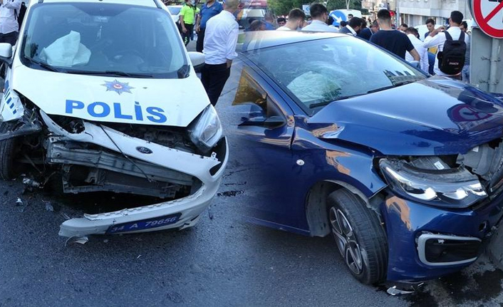 İstanbul’da polis aracı ile otomobil kafa kafaya çarpıştı: 2’si polis, 3 yaralı
