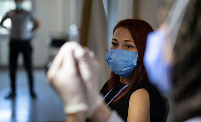 Biontech'i Sinovac zanneden hemşire bir hastaya altı doz aşı uyguladı