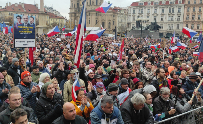 Çekya'da binlerce kişi koronavirüs önlemlerini protesto etti