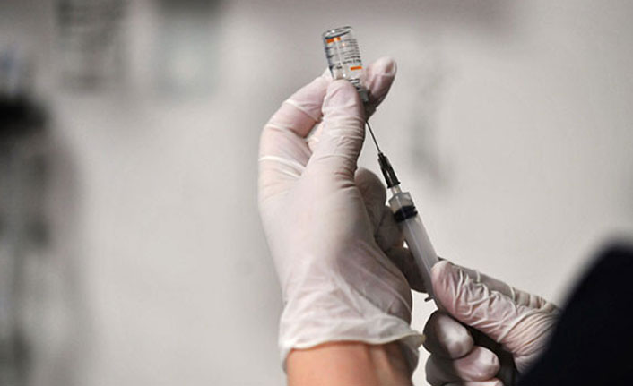 3 doz aşı olup Omicron'a yakalandı: Avrupa alarmda!