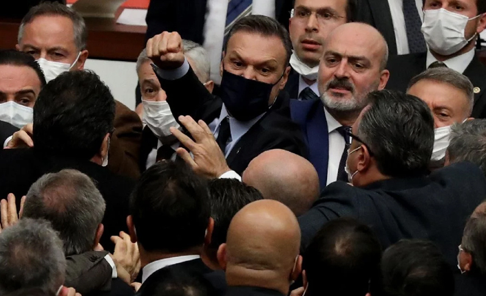 CHP'li Özel'in sözlerini beğenmeyen AKP'li vekil yumruk atmaya çalıştı