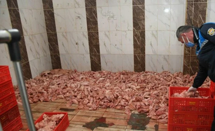 İğrenç manzara: Piyasaya sürülmeye hazır 2 ton tavuk etine el konuldu