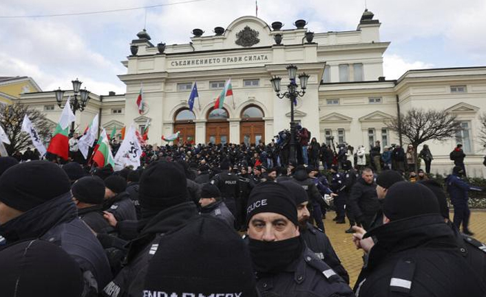 Bulgaristan'da aşı karşıtları parlamento binasına girmeye çalıştı