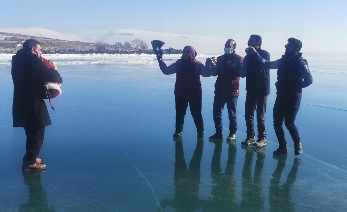 Çıldır Gölü tamamen buz tuttu: Üzerinde halay çektiler