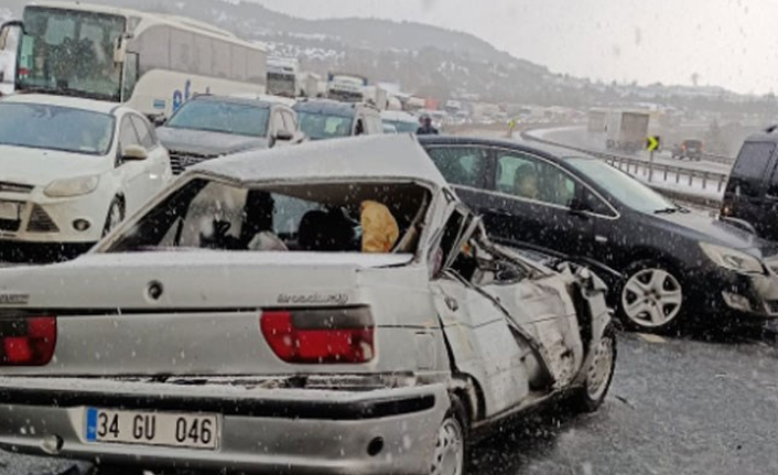 Kar yağışı faciaya neden oluyordu: TEM'de zincirleme kaza