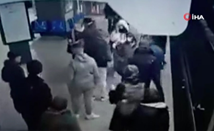 Metroda dehşet anları: Raylara itilen kadın ölümden döndü