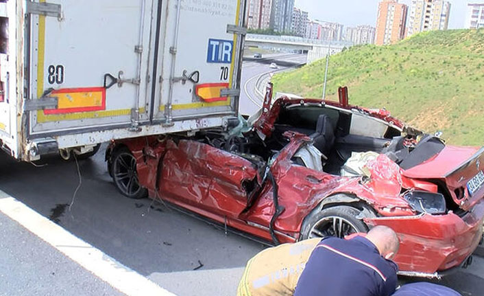 Başakşehir'de otomobil TIR'ın altına girdi: 1 ölü
