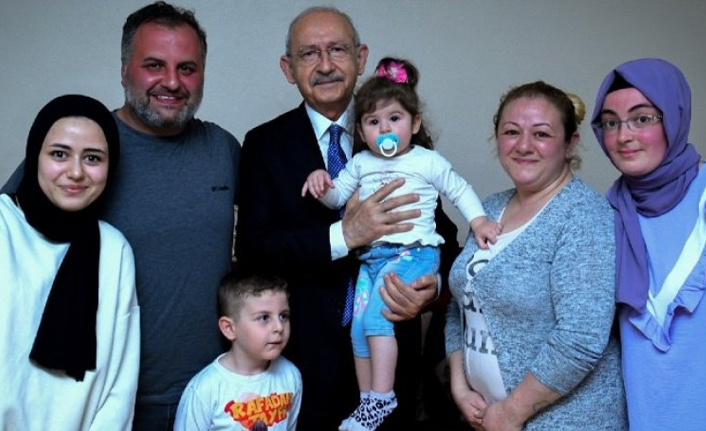 Kılıçdaroğlu, İstanbul’da elektrik faturasını ödeyemeyen aileyi ziyaret etti