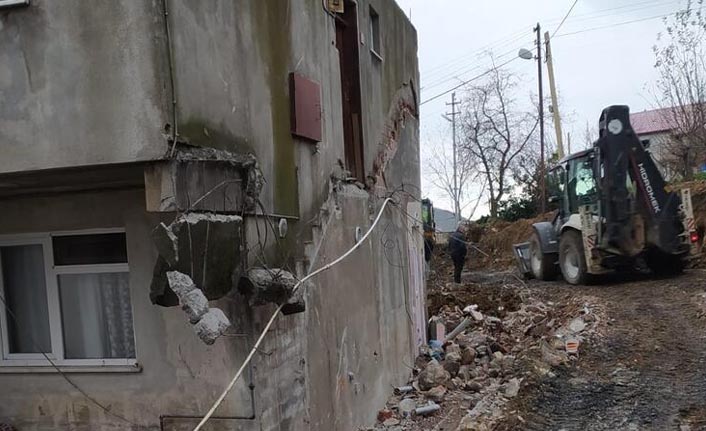 AKP'li belediye 'yol genişletme' çalışmasında yurttaşın ev merdivenini yıktı