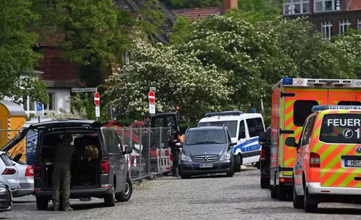 Almanya'da okula okla saldırdı