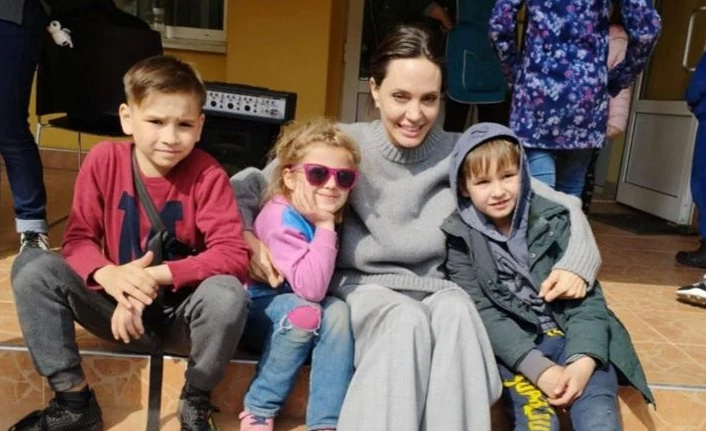 Angelina Jolie'nin Ukrayna ziyareti, Rus uçakları yüzünden yarıda kaldı
