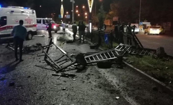 Bingöl'de kontrolden çıkan otomobil bariyerler çarptı: 2 ölü