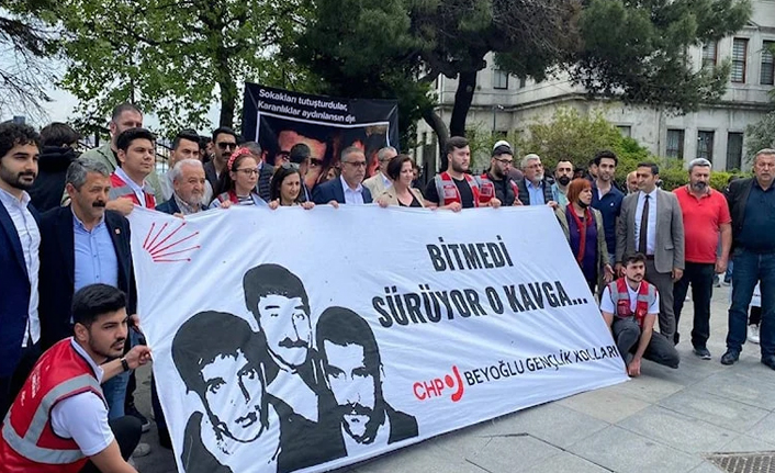 CHP'li gençler Üç Fidan’ı Dolmabahçe’de karanfillerle andı