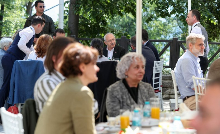 CHP lideri Kemal Kılıçdaroğlu, Gezi Parkı Davası tutuklularının aileleri ile bir araya geldi