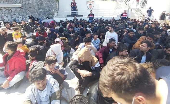 Göçmen teknesine yapılan operasyonda 289 düzensiz göçmen ve 4 FETÖ şüphelisi yakalandı