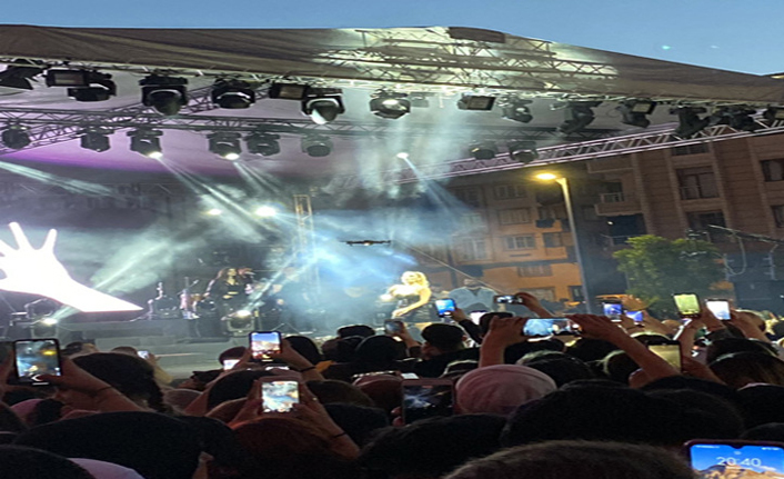 Kavga çıktı, polis biber gazı kullandı: İrem Derici'nin konseri yarıda kaldı