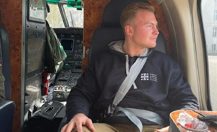 Savunma Bakanı'nın oğlu helikopterde fotoğraf verdi: Ülke ayağa kalktı