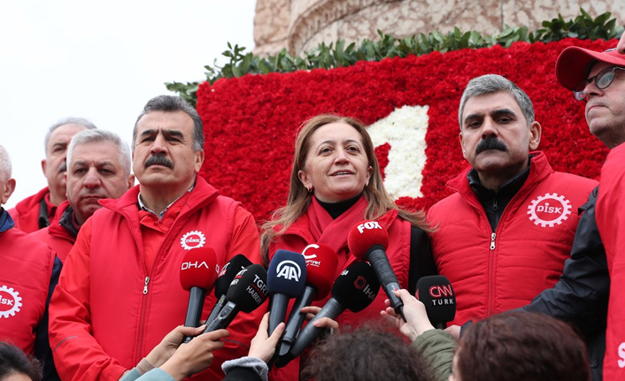 Sendikalar Taksim'deki Cumhuriyet Anıtı'na çelenk bıraktı