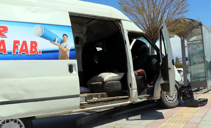 Van'da kaçak göçmenleri taşıyan minibüs polise çarptı