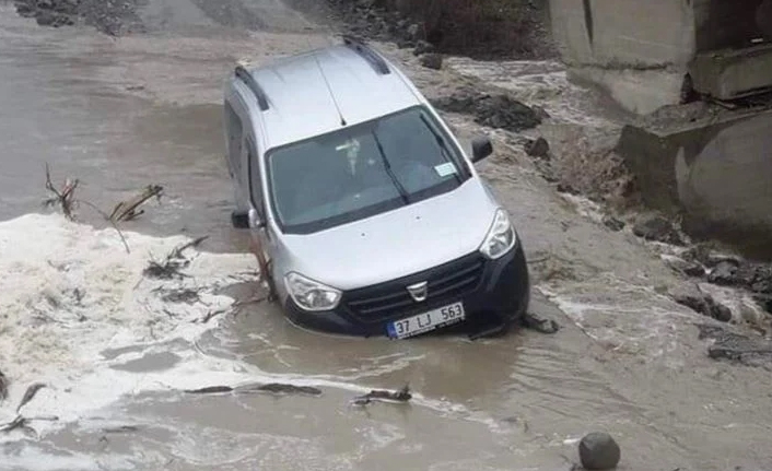 Yine Kastamonu yine sel felaketi! 14 köyü birbirine bağlayan köprü yıkıldı