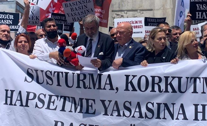 Atatürk anıtı önünde ‘sansür yasası’ protestosu