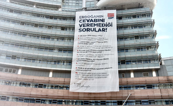 CHP Genel Merkezi'ne Erdoğan'ın cevap veremediği sorular asıldı