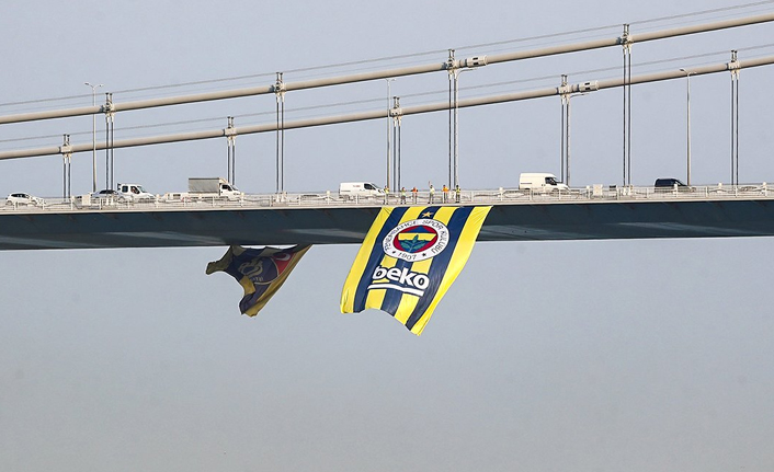 Fenerbahçe Beko bayrağı köprüye asıldı 