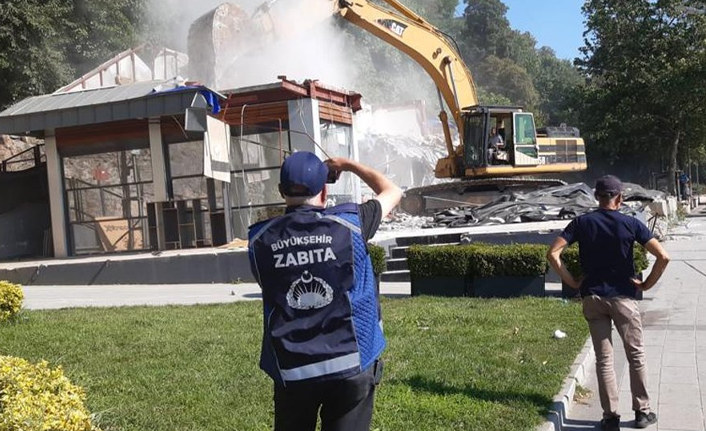 İBB, Kadıköy ve Üsküdar’daki kaçak büfelere yönelik yıkım işlemini tamamladı