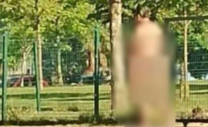 Parkta çıplak dolaşan adam vatandaşlar tarafından darbedildi