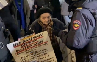 Rus polisi, savaş karşıtı yaşlı kadını gözaltına aldı: Görüntüler gündem oldu