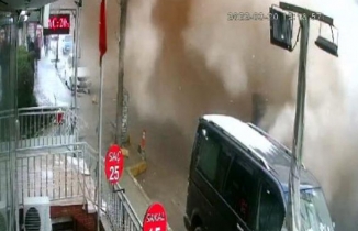 İstanbul'da faciadan dönüldü: Bina çöktü