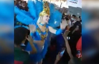 Yarı çıplak sambacılar, Suudi Arabistan sokaklarında dans etti
